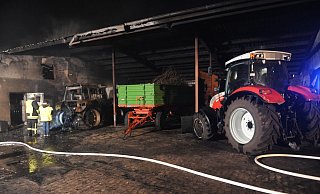 Ein in der Scheune des Leverner Bauernhofs abgestellter Traktor brannte aus, beim anderen brannte ein Vorderreifen. Der Anhänger dazwischen blieb unbeschädigt. - Joern Spreen-Ledebur Ein in der Scheune des Leverner Bauernhofs abgestellter Traktor brannte aus, beim anderen brannte ein Vorderreifen. Der Anhänger dazwischen blieb unbeschädigt. - Joern Spreen-Ledebur