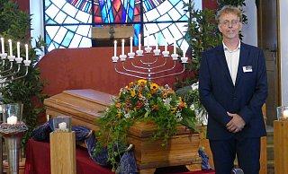 Trauerhalle am Feldmarkfriedhof: Axel Sieks stellt den hellen Ort vor. - Thorsten Mailänder Trauerhalle am Feldmarkfriedhof: Axel Sieks stellt den hellen Ort vor. - Thorsten Mailänder