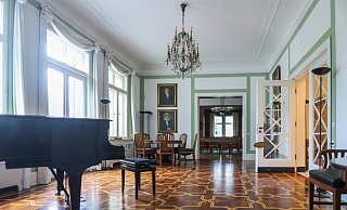 Das Empfangszimmer hinter der Freitreppe, mit schwarzem Klavier und Ahnenbildern. - Sarah Jonek Fotografie Das Empfangszimmer hinter der Freitreppe, mit schwarzem Klavier und Ahnenbildern. - Sarah Jonek Fotografie