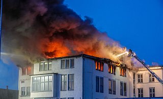 Feuerwehrmann André De Wilde hatte beim Einsatz auf der Leiter über dem Verlagshaus des Westfalen-Blattes Glück, dass der Wind den Qualm nicht zu ihm trieb. - Paul Brinkmann Feuerwehrmann André De Wilde hatte beim Einsatz auf der Leiter über dem Verlagshaus des Westfalen-Blattes Glück, dass der Wind den Qualm nicht zu ihm trieb. - Paul Brinkmann