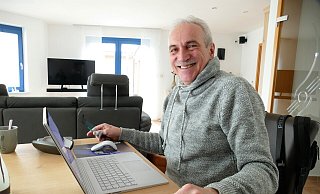 Fast alles im Dienste des Sports: Der Bünder Ulf Dreier im Wohnzimmer an seinem Laptop. Foto: Thorsten Mailänder - Thorsten Mailänder Fast alles im Dienste des Sports: Der Bünder Ulf Dreier im Wohnzimmer an seinem Laptop. Foto: Thorsten Mailänder - Thorsten Mailänder
