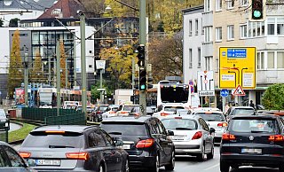 Lange Staus wie am Adenauerplatz sind eine Besuchsbarriere für Wochenendeinkäufer aus dem Umland. Das hat eine neue City-Studie ergeben. - Barbara Franke Lange Staus wie am Adenauerplatz sind eine Besuchsbarriere für Wochenendeinkäufer aus dem Umland. Das hat eine neue City-Studie ergeben. - Barbara Franke