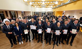 Die Ehrung von langjährig treuen Feuerwehrleuten und Beförderungen nehmen Bürgermeister Ulrich Berger (l.) und die stellvertretende Landrätin Verena Haese (3. v. l.) vor. - Ralph Meyer Die Ehrung von langjährig treuen Feuerwehrleuten und Beförderungen nehmen Bürgermeister Ulrich Berger (l.) und die stellvertretende Landrätin Verena Haese (3. v. l.) vor. - Ralph Meyer
