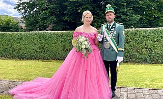 Das junge Königspaar Amelie Thiele und Johannes Wippermann regieren die Ettelner Schützen und verbrachten ein grandioses Wochenende. - Carola Drabon Das junge Königspaar Amelie Thiele und Johannes Wippermann regieren die Ettelner Schützen und verbrachten ein grandioses Wochenende. - Carola Drabon