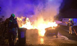 Die Paderborner Feuerwehrleute beginnen nach ihrem Eintreffen in der Otto-Wels-Straße sofort mit den Löscharbeiten. - Feuerwehr Paderborn Die Paderborner Feuerwehrleute beginnen nach ihrem Eintreffen in der Otto-Wels-Straße sofort mit den Löscharbeiten. - Feuerwehr Paderborn