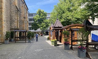 Zu den Stehtischen sollen noch weitere Biergartengarnituren kommen, an denen die Besucher auch Platz nehmen können. Dafür müssen sie nicht zwingend was an den Ständen zum Verzehr kaufen. - Eike J. Horstmann Zu den Stehtischen sollen noch weitere Biergartengarnituren kommen, an denen die Besucher auch Platz nehmen können. Dafür müssen sie nicht zwingend was an den Ständen zum Verzehr kaufen. - Eike J. Horstmann
