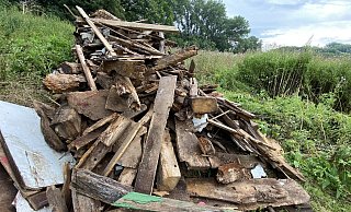 Ganze Lkw-Ladungen wilden Mülls bestehend aus Altholz und Stroh wurden im August vergangenen Jahres in Hüllhorst, Bad Oeynhausen und Löhne illegal entsorgt. Das Foto zeigt den Fundort auf einer Wiese in Löhne. - Dirk Windmöller Ganze Lkw-Ladungen wilden Mülls bestehend aus Altholz und Stroh wurden im August vergangenen Jahres in Hüllhorst, Bad Oeynhausen und Löhne illegal entsorgt. Das Foto zeigt den Fundort auf einer Wiese in Löhne. - Dirk Windmöller