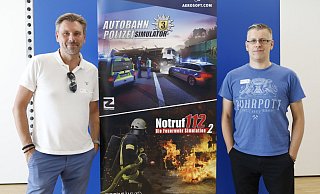 Produktmanager Dirk Ohler und Entwickler Carsten Widera-Trombach stellen die neue Version der Feuerwehrsimulation Notruf 112 vor. - Janina Pietruschka Produktmanager Dirk Ohler und Entwickler Carsten Widera-Trombach stellen die neue Version der Feuerwehrsimulation Notruf 112 vor. - Janina Pietruschka