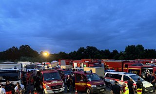 Ein Eindruck vom Einsatzort. Zahlreiche Fahrzeuge und Retter unterstützen am EM-Spielort Gelsenkirchen. - Feuerwehr Höxter Ein Eindruck vom Einsatzort. Zahlreiche Fahrzeuge und Retter unterstützen am EM-Spielort Gelsenkirchen. - Feuerwehr Höxter