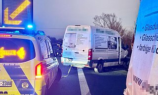 Aufgrund einer kurzzeitigen Unaufmerksamkeit des Fahrers geriet das Gespann auf der Autobahn 33 ins Schleudern und landete in der rechten Schutzplanke. - Ralph Meyer Aufgrund einer kurzzeitigen Unaufmerksamkeit des Fahrers geriet das Gespann auf der Autobahn 33 ins Schleudern und landete in der rechten Schutzplanke. - Ralph Meyer