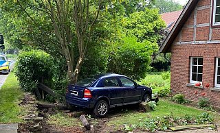 Der Portaner kam mit seinem Opel an einem Baum im Vorgarten zum Stehen. - Polizei Schaumburg Der Portaner kam mit seinem Opel an einem Baum im Vorgarten zum Stehen. - Polizei Schaumburg
