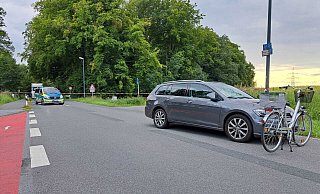 Auf der Holler Straße in Gütersloh wurde am Dienstagnachmittag eine Radfahrerin von einem Auto erfasst. - Philipp Kersten Auf der Holler Straße in Gütersloh wurde am Dienstagnachmittag eine Radfahrerin von einem Auto erfasst. - Philipp Kersten