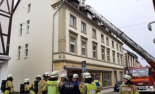 Die Freiwillige Feuerwehr Warburg ist mit der Drehleiter und mehreren Fahrzeugen vor Ort. - Dieter Scholz Die Freiwillige Feuerwehr Warburg ist mit der Drehleiter und mehreren Fahrzeugen vor Ort. - Dieter Scholz