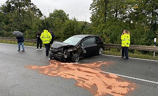 Die Front des Fiat Punto wurde stark zerstört. - FFW Warburg Die Front des Fiat Punto wurde stark zerstört. - FFW Warburg