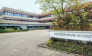 Am Freitag, 12. August, standen mehrere vor der Theodor-Heuss-Schule an der Wintersheide. Sie befürchteten eine Amok-Tat. - Andreas Zobe Am Freitag, 12. August, standen mehrere vor der Theodor-Heuss-Schule an der Wintersheide. Sie befürchteten eine Amok-Tat. - Andreas Zobe
