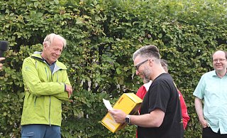 Ein gelbes Info-Paket erhielt Jürgen Trittin im August 2021 von Dirk Wilhelm (Bürgerinitiative Atomfreies 3-Ländereck, r.). - Manuela Puls Ein gelbes Info-Paket erhielt Jürgen Trittin im August 2021 von Dirk Wilhelm (Bürgerinitiative Atomfreies 3-Ländereck, r.). - Manuela Puls
