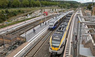 Der 40-Jährige lief hier am Brackweder Bahnhof über die Gleise. Er bereute es wenig später sehr. - Symbolfoto: Susanne Lahr Der 40-Jährige lief hier am Brackweder Bahnhof über die Gleise. Er bereute es wenig später sehr. - Symbolfoto: Susanne Lahr
