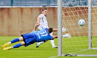 SCP-Akteur Marco Pledl trifft in der 21. Minute per Abstauber zum 3:0. Emdens Torwart Marcel Bergmann streckt sich vergeblich. - Besim Mazhiqi SCP-Akteur Marco Pledl trifft in der 21. Minute per Abstauber zum 3:0. Emdens Torwart Marcel Bergmann streckt sich vergeblich. - Besim Mazhiqi