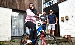NW Fahrradspende: Mazahir Abdllh (23) aus dem Sudan nimmt das blaue Montainbike stellvertretend für ihre fünf jüngeren Schwestern entgegen. - Michaela Heinze NW Fahrradspende: Mazahir Abdllh (23) aus dem Sudan nimmt das blaue Montainbike stellvertretend für ihre fünf jüngeren Schwestern entgegen. - Michaela Heinze