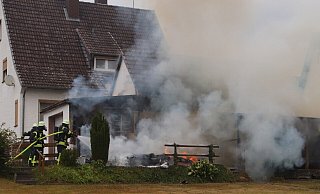 Einsatz Ende Juli in Blankenau: Die Einsatzkräfte der Feuerwehr Beverungen konnten den Brand eines Wohnwages schnell löschen, fanden dann aber eine Leiche. - Feuerwehr Einsatz Ende Juli in Blankenau: Die Einsatzkräfte der Feuerwehr Beverungen konnten den Brand eines Wohnwages schnell löschen, fanden dann aber eine Leiche. - Feuerwehr