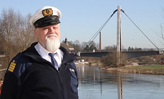 Bodo Niemeyer schippert seit Kindheitstagen auf der Weser und weiß, dass er als Kapitän stets „einen großen Sack an Verantwortung“ mit an Bord hat – egal, ob er Gäste oder Ware transportiert. - LGS/Madita Schellenberg Bodo Niemeyer schippert seit Kindheitstagen auf der Weser und weiß, dass er als Kapitän stets „einen großen Sack an Verantwortung“ mit an Bord hat – egal, ob er Gäste oder Ware transportiert. - LGS/Madita Schellenberg