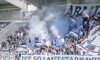 Die Fans von Arminia Bielefeld hatten auch ein bisschen Feuerwerk mit nach Aue gebracht. - IMAGO/Fotostand Die Fans von Arminia Bielefeld hatten auch ein bisschen Feuerwerk mit nach Aue gebracht. - IMAGO/Fotostand
