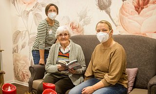 Ursula Huhn besucht die Tagespflege Sankt Johannes Baptist der KHWE seit einem halben Jahr. Teamkoordinatorin Corina Borgolte (l.) und Betreuungskraft Petra Köster (r.) sorgen dafür, dass die Seniorinnen und Senioren sich wohlfühlen. - KHWE Ursula Huhn besucht die Tagespflege Sankt Johannes Baptist der KHWE seit einem halben Jahr. Teamkoordinatorin Corina Borgolte (l.) und Betreuungskraft Petra Köster (r.) sorgen dafür, dass die Seniorinnen und Senioren sich wohlfühlen. - KHWE