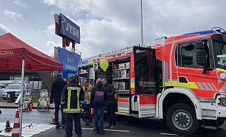 Auf dem Fest am Frankfurter war unter anderem auch die Paderborner Feuerwehr mit einem Stand vertreten. - Dana Stoll Auf dem Fest am Frankfurter war unter anderem auch die Paderborner Feuerwehr mit einem Stand vertreten. - Dana Stoll