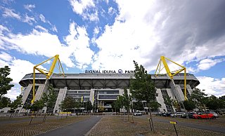 Anlässlich des 50-jährigen Bestehens des Stadions von Boruissa Dortmund haben Vermummte auf einem Parkplatz am Signa Iduna Park illegal Pyrotechnik gezündet. - Lars Baron Anlässlich des 50-jährigen Bestehens des Stadions von Boruissa Dortmund haben Vermummte auf einem Parkplatz am Signa Iduna Park illegal Pyrotechnik gezündet. - Lars Baron