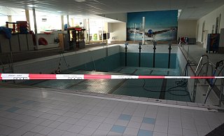 Das Sportschwimmbecken der Therme ist derzeit ohne Wasser, weil die Rohrzuleitungen saniert wurden. - Uwe Müller Das Sportschwimmbecken der Therme ist derzeit ohne Wasser, weil die Rohrzuleitungen saniert wurden. - Uwe Müller
