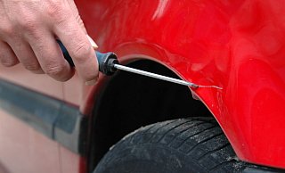Erneut hat ein Täter Autos im Bielefelder Westen zerkratzt. War es der bereits identifizierte Mann? - dpa / Jens Schierenbeck Erneut hat ein Täter Autos im Bielefelder Westen zerkratzt. War es der bereits identifizierte Mann? - dpa / Jens Schierenbeck