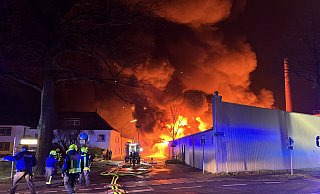 Mehrere Hallen auf dem Gelände der Firma "Nolte Produktenwerk GmbH" in Rheda-Wiedenbrück im Kreis Gütersloh standen im Februar in Flammen. - Thorsten Heß Mehrere Hallen auf dem Gelände der Firma "Nolte Produktenwerk GmbH" in Rheda-Wiedenbrück im Kreis Gütersloh standen im Februar in Flammen. - Thorsten Heß