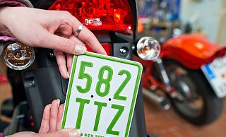 Aus Blau wird Grün: Seit dem 1. März beginnt für E-Scooter, Mofas und Roller (bis 50 km/h) ein neues Versicherungsjahr. - Symbolfoto: picture alliance / ZB Aus Blau wird Grün: Seit dem 1. März beginnt für E-Scooter, Mofas und Roller (bis 50 km/h) ein neues Versicherungsjahr. - Symbolfoto: picture alliance / ZB