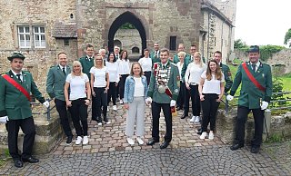 Königspaar mit Hofstaat: Königsbegleiter Florian Legge (v. l.), Andreas Brandl und Andrea Beller, Holger und Katharina Seifert, Burkhard und Eva Hake, Manfred und Manuela Falke, Königspaar Bianca und Wolfgang Mönnikes, Sabine und Volker Mönnikes, Alexander und Kathrin Mikus, Joachim Bernard und Claudia Weskamp, Stephan Zitzmann und Kathrin Henze, Königsbegleiter Tobias Beller. Foto: Privat - Privat Königspaar mit Hofstaat: Königsbegleiter Florian Legge (v. l.), Andreas Brandl und Andrea Beller, Holger und Katharina Seifert, Burkhard und Eva Hake, Manfred und Manuela Falke, Königspaar Bianca und Wolfgang Mönnikes, Sabine und Volker Mönnikes, Alexander und Kathrin Mikus, Joachim Bernard und Claudia Weskamp, Stephan Zitzmann und Kathrin Henze, Königsbegleiter Tobias Beller. Foto: Privat - Privat