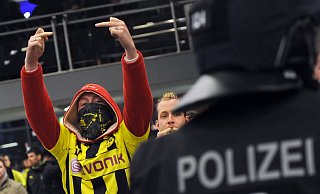 Die Polizei Bielefeld kann Übergriffe unter den Fangruppen nicht ausschließen. - Symbolfoto: dpa / Caroline Seidel Die Polizei Bielefeld kann Übergriffe unter den Fangruppen nicht ausschließen. - Symbolfoto: dpa / Caroline Seidel