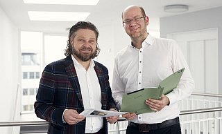 Mirco Welsing (l.) mit Rechtsanwalt Thomas Meyer. Dessen juristisches Interesse hatte die Frage geweckt, ob die Unfallkasse NRW einspringen müsste, wenn ein Ersthelfer wie Welsing während des Einsatzes bestohlen wurde. - Patrick Pollmeier Mirco Welsing (l.) mit Rechtsanwalt Thomas Meyer. Dessen juristisches Interesse hatte die Frage geweckt, ob die Unfallkasse NRW einspringen müsste, wenn ein Ersthelfer wie Welsing während des Einsatzes bestohlen wurde. - Patrick Pollmeier