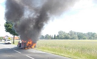Der Traktor fing während der Fahrt Feuer. Verletzt wurde niemand. - Polizei Minden-Lübbecke Der Traktor fing während der Fahrt Feuer. Verletzt wurde niemand. - Polizei Minden-Lübbecke