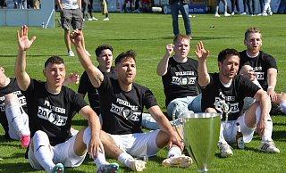Die Mannschaft feiert mit den Fans den Sieg im Westfalenpokal-Finale. Jetzt geht für Titelverteidiger FC Gütersloh wieder in Runde eins los. - Jens Dünhölter Die Mannschaft feiert mit den Fans den Sieg im Westfalenpokal-Finale. Jetzt geht für Titelverteidiger FC Gütersloh wieder in Runde eins los. - Jens Dünhölter
