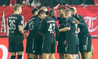 Der SC Paderborn hatte in Kaiserslautern zunächst wenig Grund zum Jubeln. Doch in Hälfte zwei konnten die Gäste dann mit den Torschützen David Kinsombi (M.) und Visar Musliu feiern. - picture alliance/dpa Der SC Paderborn hatte in Kaiserslautern zunächst wenig Grund zum Jubeln. Doch in Hälfte zwei konnten die Gäste dann mit den Torschützen David Kinsombi (M.) und Visar Musliu feiern. - picture alliance/dpa