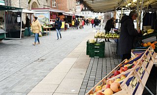 Der Wochenmarkt in der Kernstadt von Paderborn findet zum zweiten Mal nicht in der Libori-Woche statt. - Lena Henning Der Wochenmarkt in der Kernstadt von Paderborn findet zum zweiten Mal nicht in der Libori-Woche statt. - Lena Henning