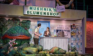 Seymour (Joss Spieker-Siebrecht) und Audrey (Ilka Kottkamp) im Blumenladen mit Audrey II. - Freilichtbühne Seymour (Joss Spieker-Siebrecht) und Audrey (Ilka Kottkamp) im Blumenladen mit Audrey II. - Freilichtbühne