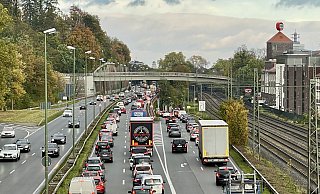 Auf dem Ostwestfalendamm haben schon viele Ostwestfalen im Stau gestanden. - Peter Unger Auf dem Ostwestfalendamm haben schon viele Ostwestfalen im Stau gestanden. - Peter Unger