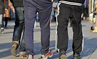 Die Jogginghose ist bereits auf vielen Schulhöfen in Deutschland populär geworden. Eine Schule in Wermelskirchen geht jetzt dagegen vor. - Symbolbild dpa Die Jogginghose ist bereits auf vielen Schulhöfen in Deutschland populär geworden. Eine Schule in Wermelskirchen geht jetzt dagegen vor. - Symbolbild dpa