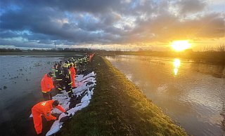Bis in die Morgenstunden haben Kräfte der Feuerwehr und des Technischen Hilfswerk Sandsäcke zum Deich in Ahle befördert, um ihn so zu schützen. Da das gesamte Gebiet komplett durchnässt ist, war es für alle kein leichter Einsatz. - THW Bünde Bis in die Morgenstunden haben Kräfte der Feuerwehr und des Technischen Hilfswerk Sandsäcke zum Deich in Ahle befördert, um ihn so zu schützen. Da das gesamte Gebiet komplett durchnässt ist, war es für alle kein leichter Einsatz. - THW Bünde