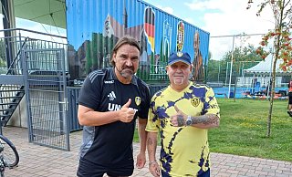 Daniel Farke (l.), Trainer des englischen Proficlubs Leeds United, zeigt sich am Rande des Trainingslagers optimistisch für einen positiven Saisonverlauf. Alan Tallis aus Herford ist begeistert. - Matthias Bungeroth Daniel Farke (l.), Trainer des englischen Proficlubs Leeds United, zeigt sich am Rande des Trainingslagers optimistisch für einen positiven Saisonverlauf. Alan Tallis aus Herford ist begeistert. - Matthias Bungeroth