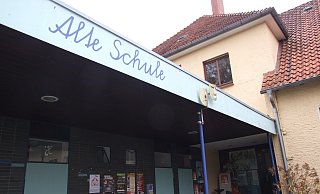 Der Eingang zur KLleinkunstbettlbühne in der Alten Schule ist originell gestaltet. - Karsten Schulz Der Eingang zur KLleinkunstbettlbühne in der Alten Schule ist originell gestaltet. - Karsten Schulz