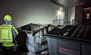 In der Nacht ist der Papiercontainer in Flammen aufgegangen. - Felix Brenneke In der Nacht ist der Papiercontainer in Flammen aufgegangen. - Felix Brenneke