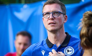 Michael Mutzel darf durchatmen: Die Fans sind vorerst wohlgesonnen, der von ihm zusammengestellte Arminia-Kader macht Mut. Doch er soll in den kommenden zwei Wochen bis zum Transferschluss noch weiter verstärkt werden. - Sarah Jonek Michael Mutzel darf durchatmen: Die Fans sind vorerst wohlgesonnen, der von ihm zusammengestellte Arminia-Kader macht Mut. Doch er soll in den kommenden zwei Wochen bis zum Transferschluss noch weiter verstärkt werden. - Sarah Jonek