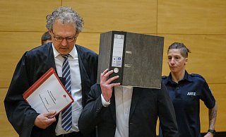 Der Angeklagte erscheint zusammen mit seinem Anwalt Georg Schulze vor dem Bielefelder Landgericht. - Andreas Zobe Der Angeklagte erscheint zusammen mit seinem Anwalt Georg Schulze vor dem Bielefelder Landgericht. - Andreas Zobe