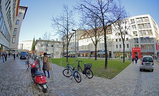 Die Fläche zwischen der Einmündung Körnerstarße und der Pizza Hut soll für eine Mobilitätsstation genutzt werden. - Peter Unger Die Fläche zwischen der Einmündung Körnerstarße und der Pizza Hut soll für eine Mobilitätsstation genutzt werden. - Peter Unger